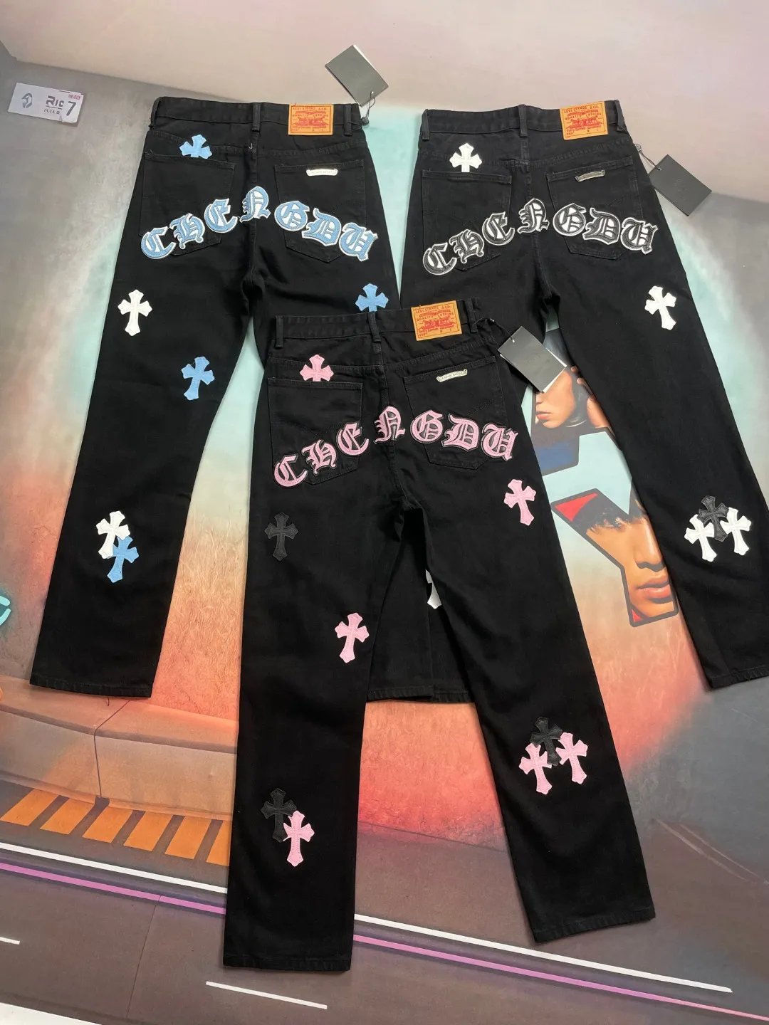 🅿️290 🔘Style No.-KL139 🔘Cro Heart 𝐂𝐡𝐫𝐨𝐦𝐞 𝐇𝐞𝐚𝐫𝐭 CH City Limited Series Sanskrit Cross Patch Leather Jeans [Black Pink]* Black Pink Color - Hong Kong Exclusive Fashion players, Cro Heart Hong Kong City Limited Jeans are now available!  It is a collage of virgin red denim and pink and purple cow tire leather. The unique color scheme is like the intertwining of vitality and romance in Hong Kong. The three-dimensional letters between the hips seem to tell the story of the city. Customized hardware, thick three-dimensional cross stamens, and hand-cut leather washers make the details full of luxury.  Handcrafted and made of environmentally friendly materials, comfort and quality coexist. Owning it is not only an outfit, but also a status symbol. Globally limited edition, don’t miss it.  Size: S M L XL (28.30.32.34) Color: black with black, black with blue, black with pink